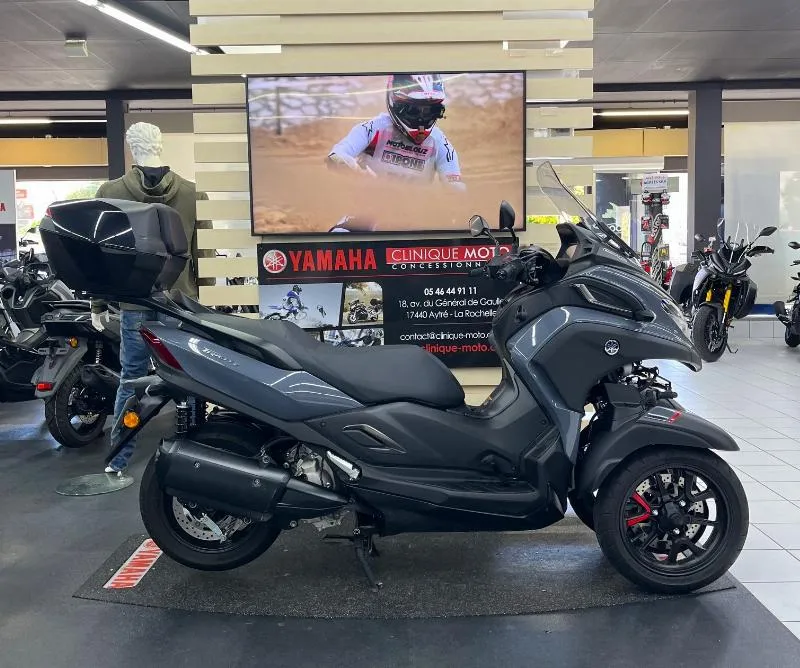 TRICITY 300