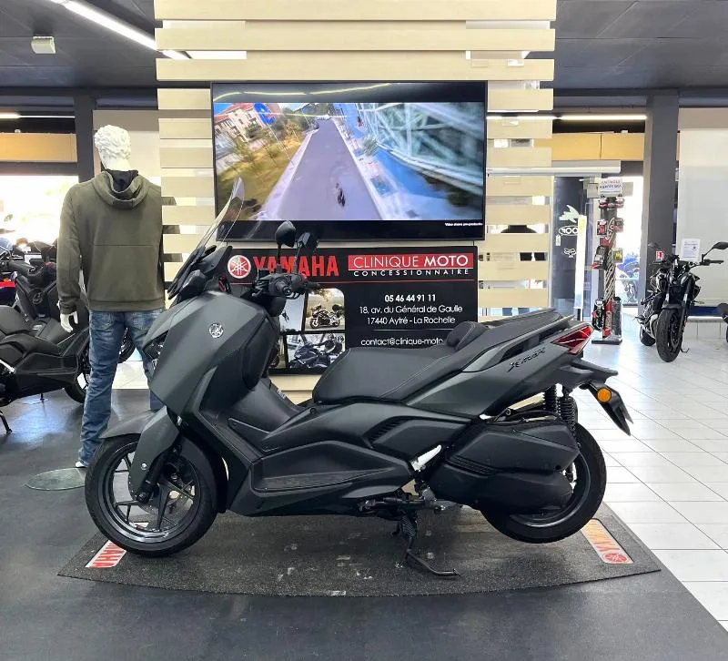 XMAX 300