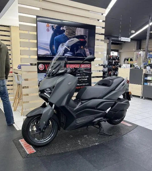 XMAX 300