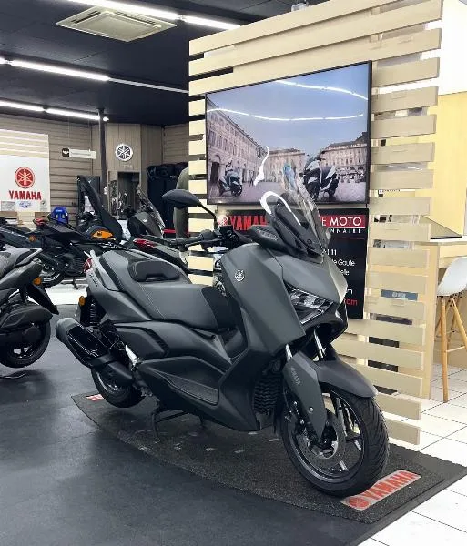 XMAX 300