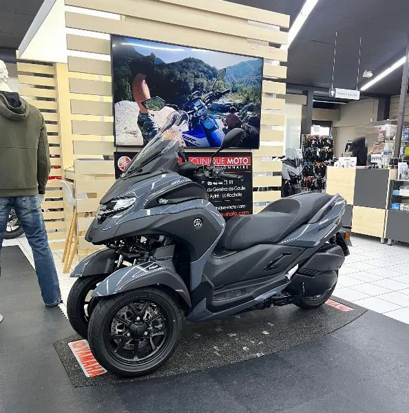 TRICITY 300