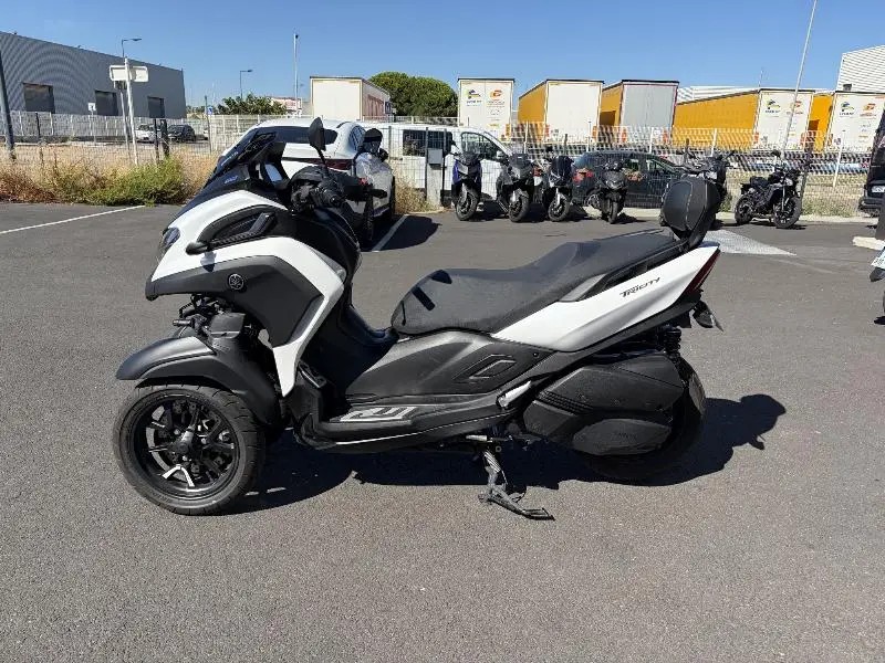 TRICITY 300