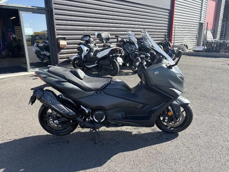XP TMAX 560