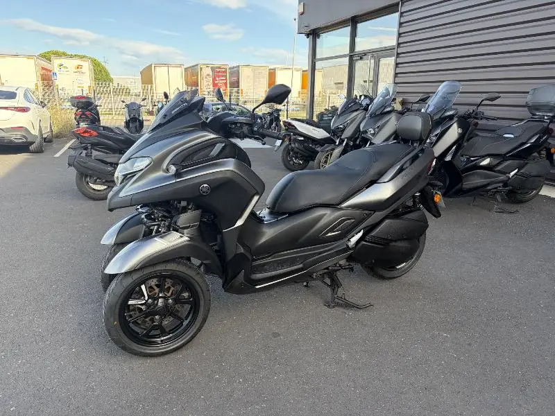 TRICITY 300