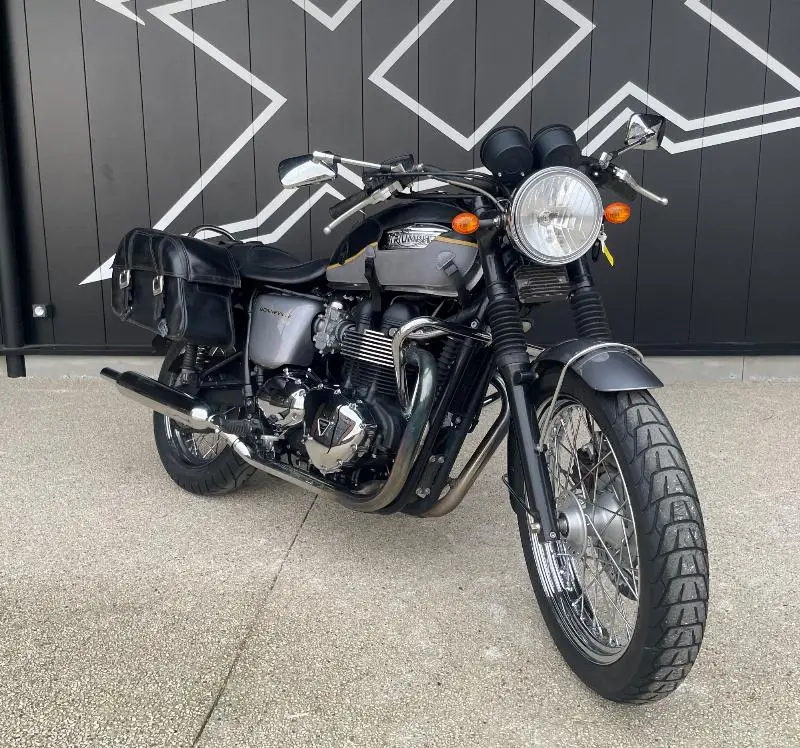 Bonneville T100