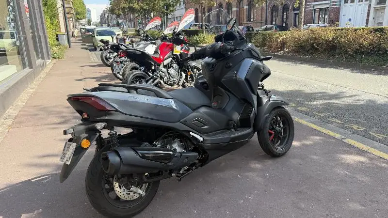 TRICITY 300