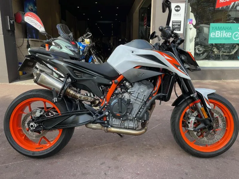 890 DUKE R
