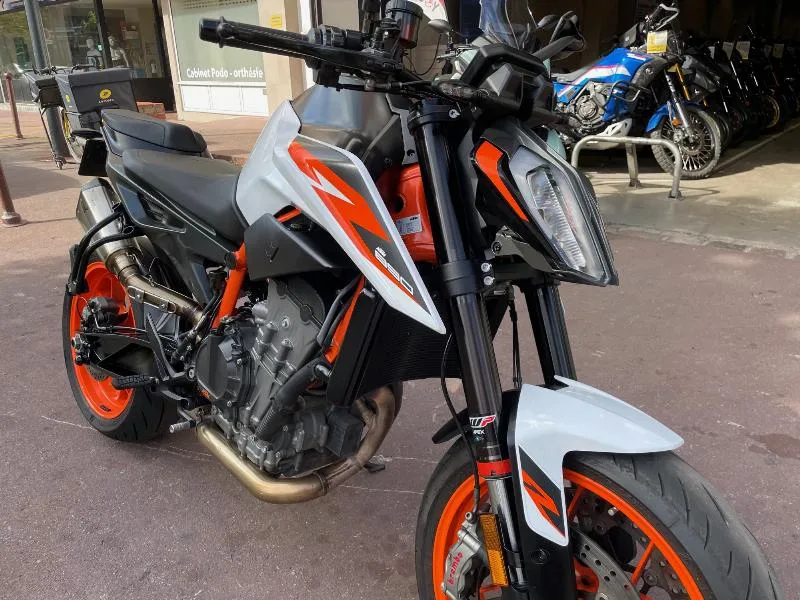 890 DUKE R