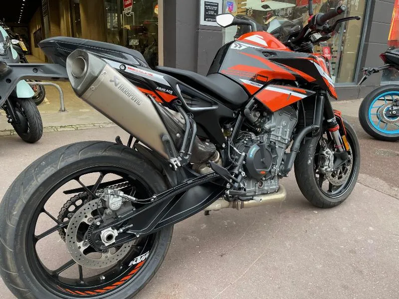890 DUKE