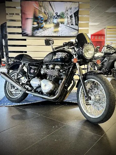 THRUXTON 900