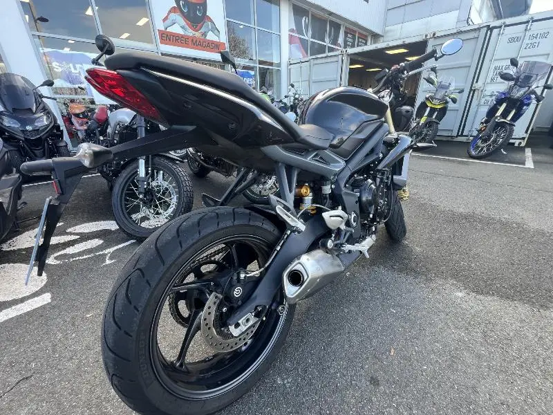 STREET TRIPLE 675