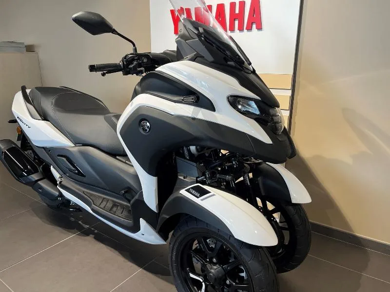 TRICITY 300