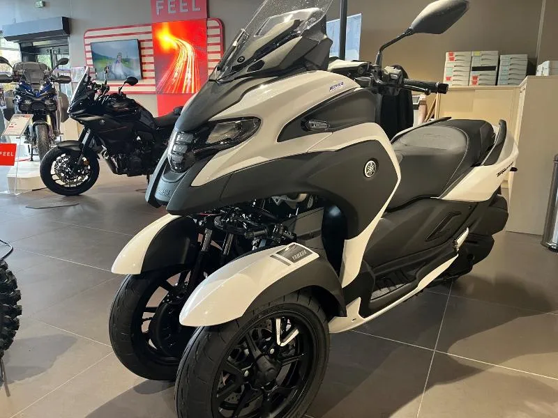 TRICITY 300