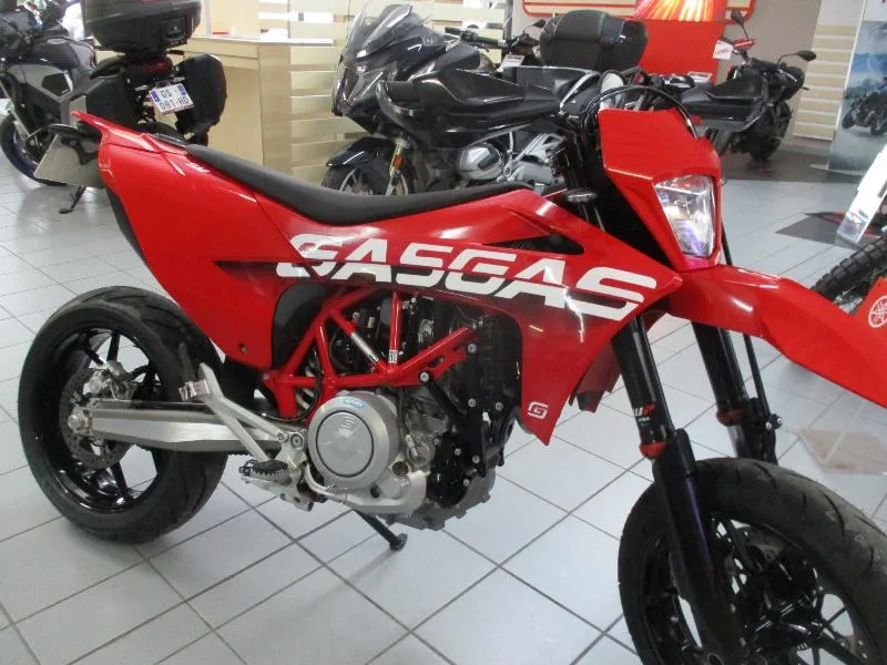 ES 700