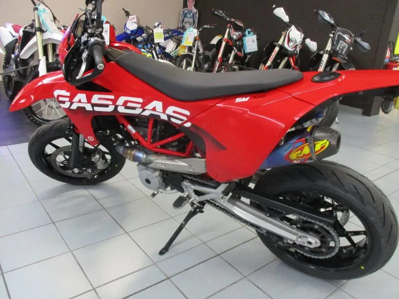 ES 700