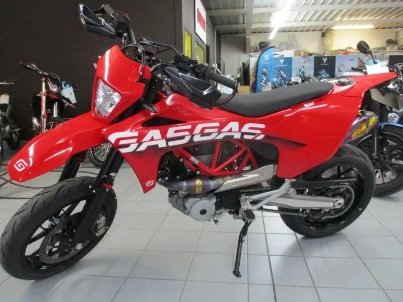 ES 700