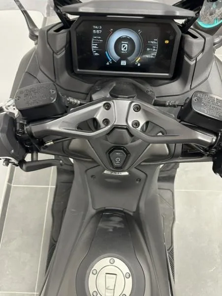 XP TMAX 560