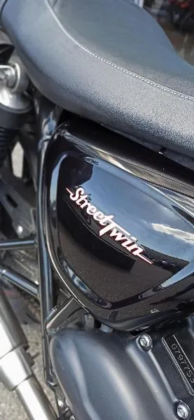 STREET TWIN  900