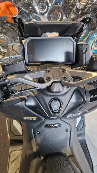 XP TMAX 560
