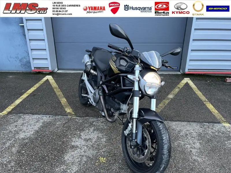 MONSTER 696