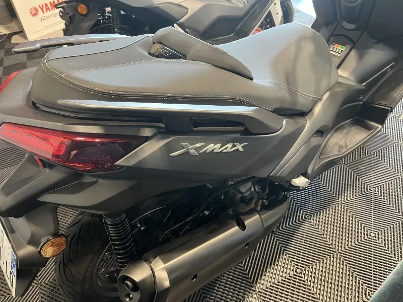 XMAX 300