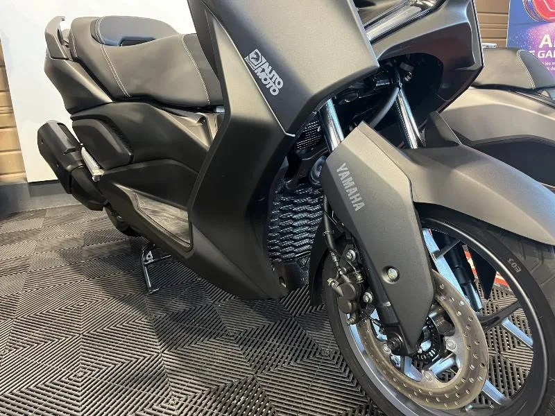 XMAX 300