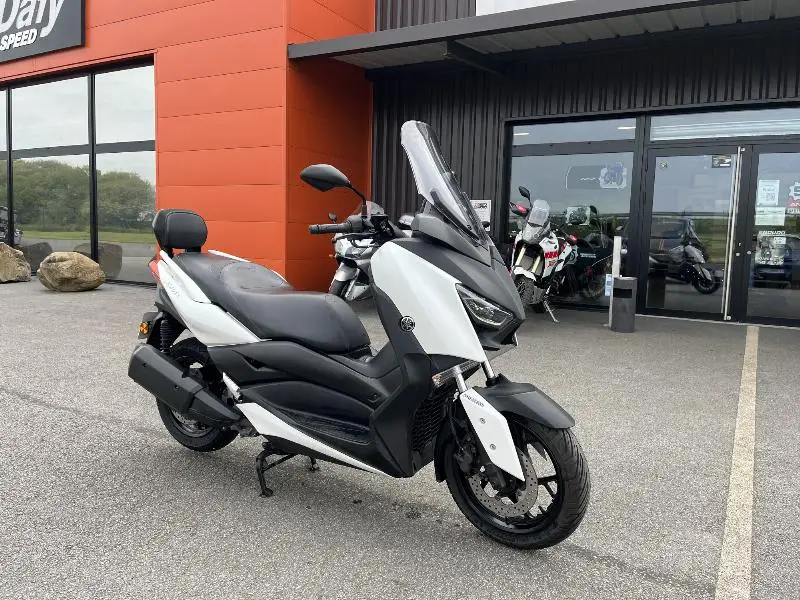 XMAX 300