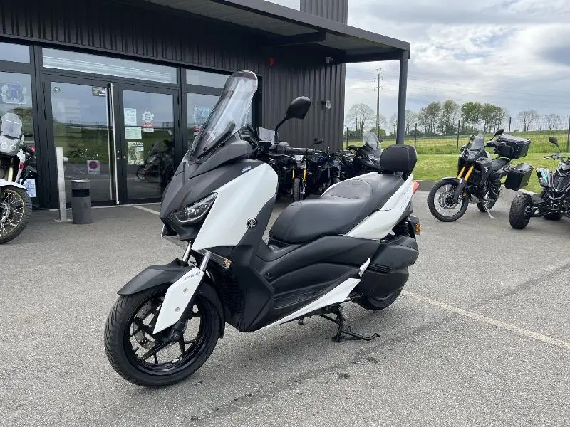 XMAX 300