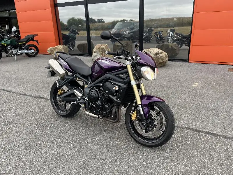 STREET TRIPLE 675