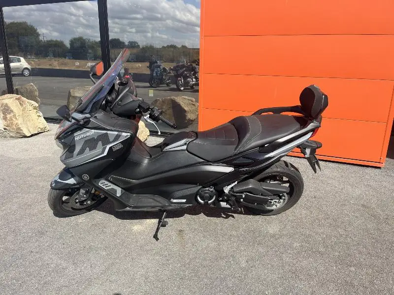 XP TMAX 560