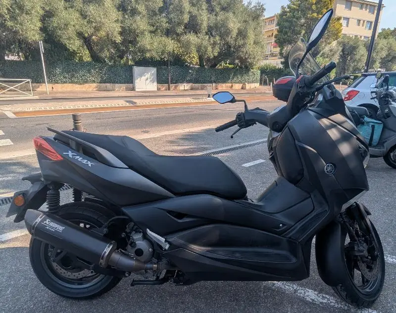 XMAX 300