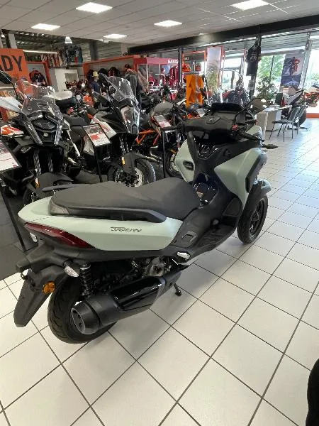 TRICITY 300