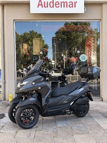 TRICITY 300