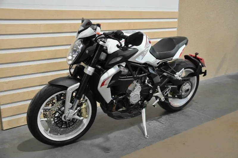 BRUTALE 800