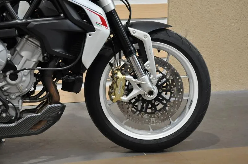 BRUTALE 800