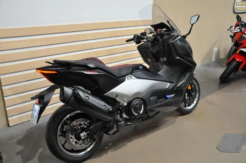 XP TMAX 560