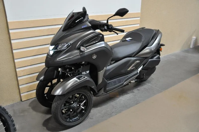 TRICITY 300