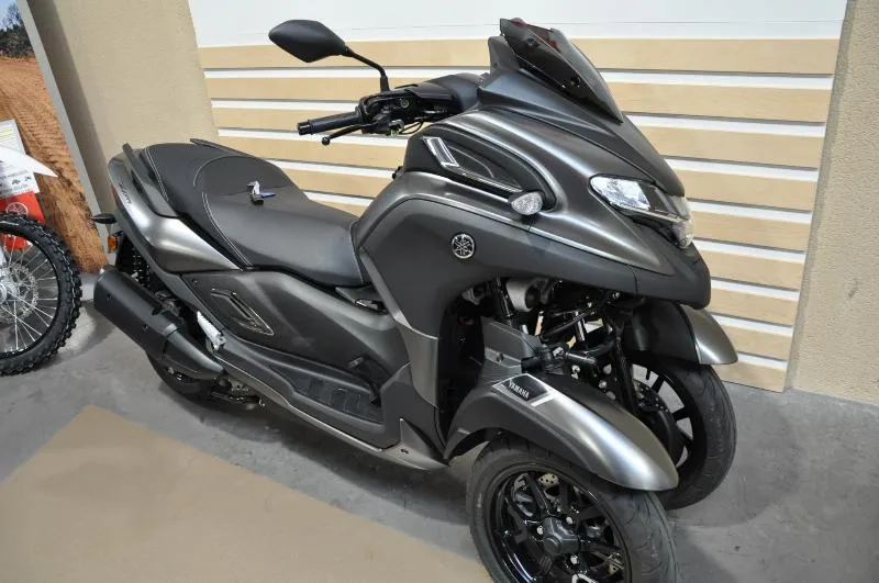 TRICITY 300