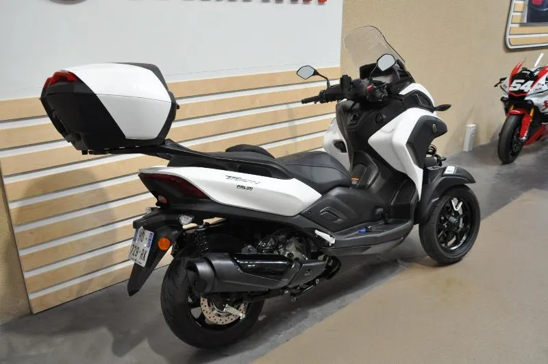 TRICITY 300