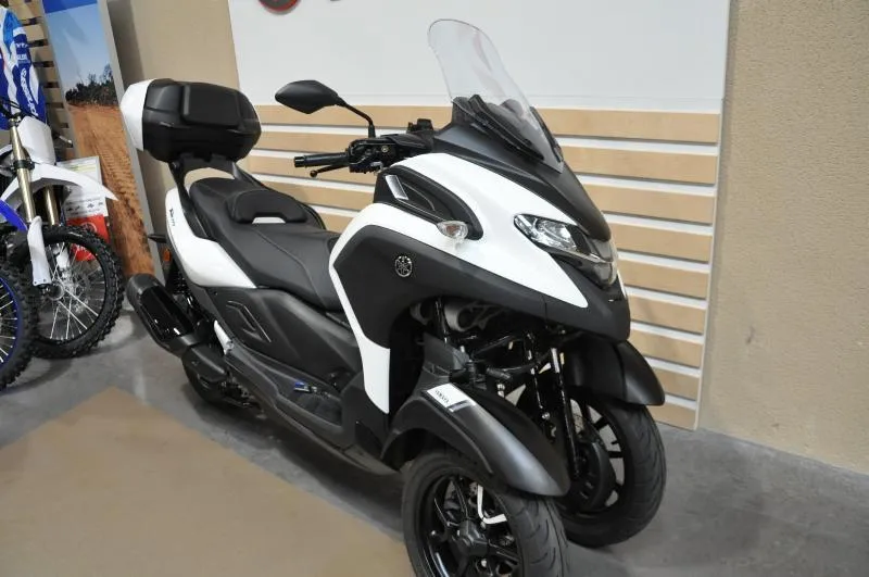 TRICITY 300