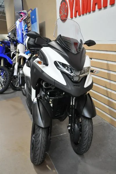 TRICITY 300