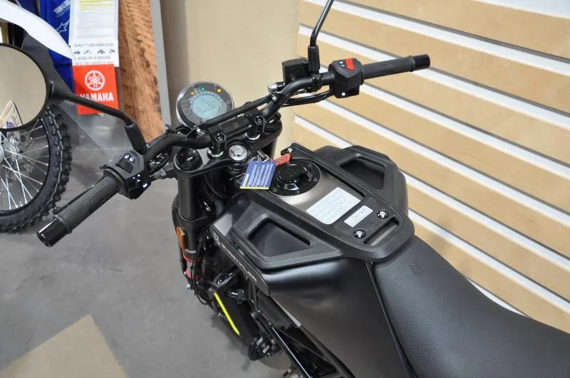 SVARTPILEN 125 ABS