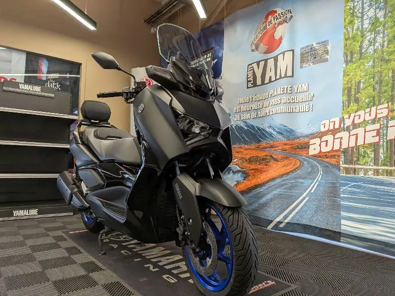 XMAX 300