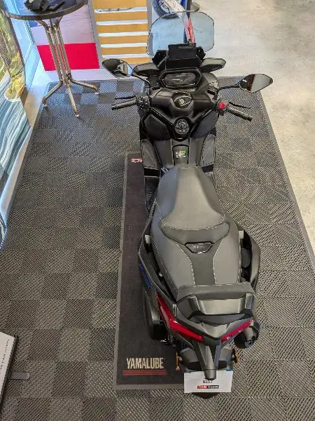 XMAX 300