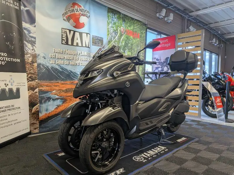 TRICITY 300