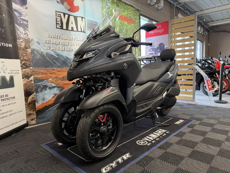 TRICITY 300