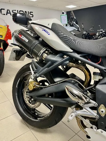 STREET TRIPLE 675