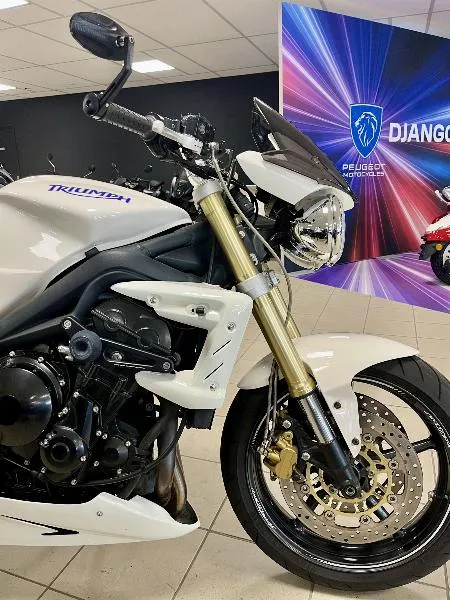 STREET TRIPLE 675