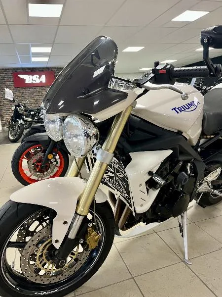 STREET TRIPLE 675