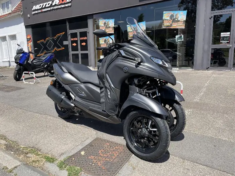 TRICITY 300